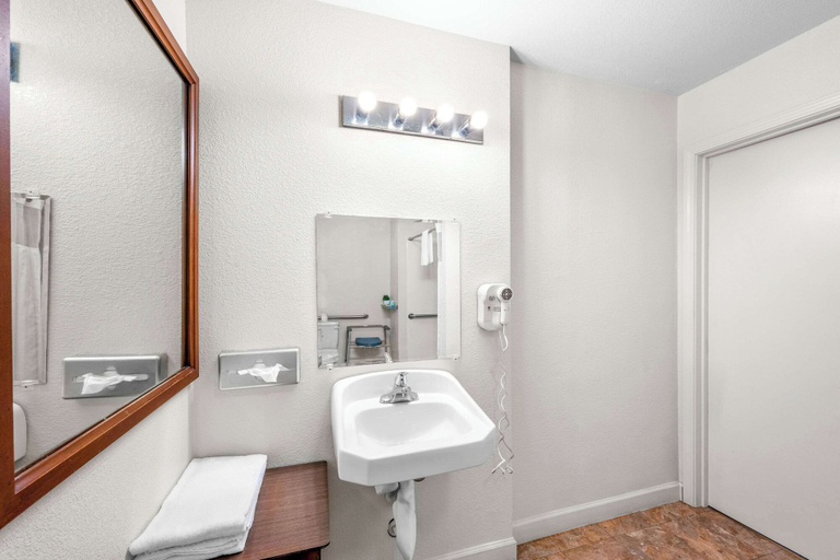 Bathroom 5, Quality Inn & Suites Jackson, Amador