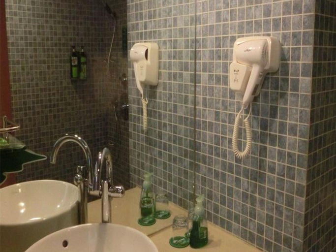 Bathroom 15