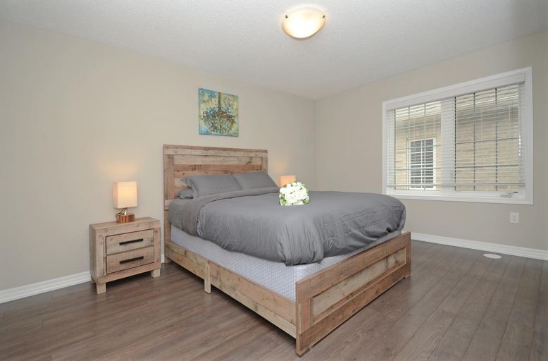 Bedroom 2, Royal Stays Townhome Collection - 3 Bedroom Townhome in Oakville, Halton