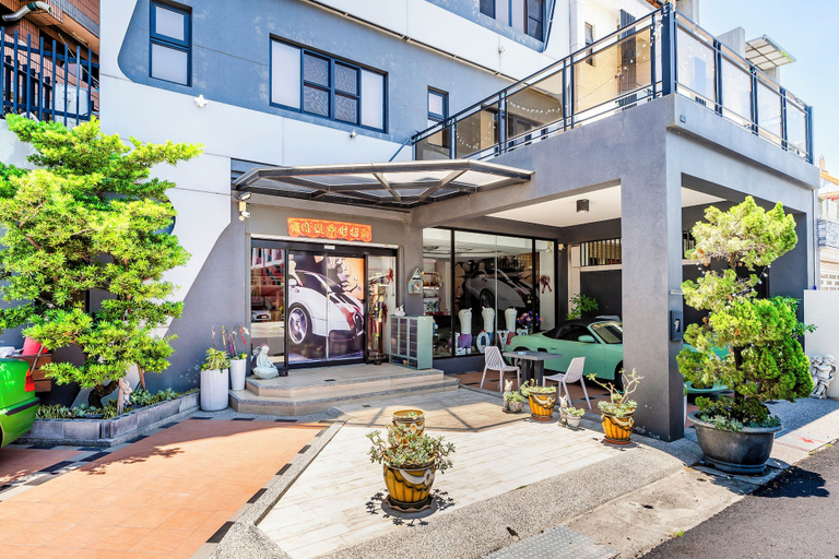 Exterior & Views