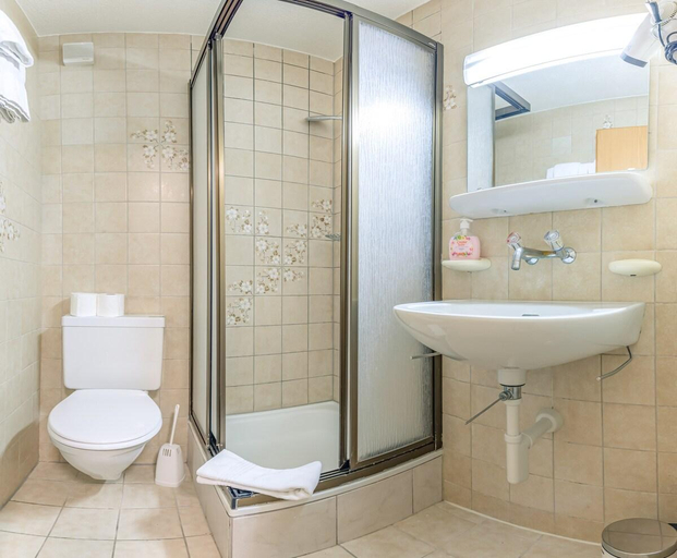 Bathroom 3, Apartment Kehr - Aare Jungfrau AG, Interlaken