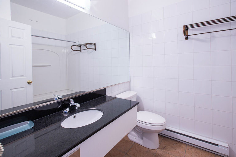 Bathroom 3, Room in Studio - Varenne Hotel Private Double Room 1, Lajemmerais