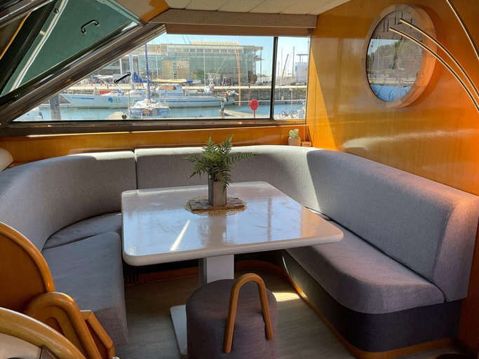 Dining 4, Exclusive Yacht With a Roof Terrace, Charente-Maritime