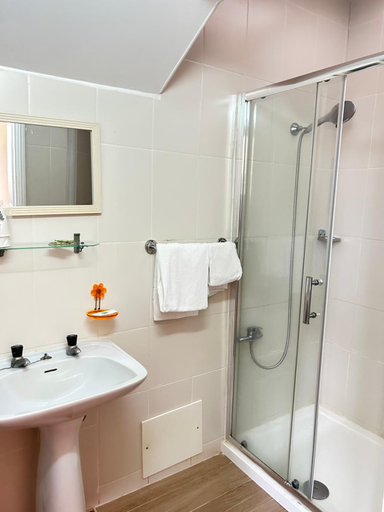 Bathroom 4, Central Guest House, Figueira da Foz