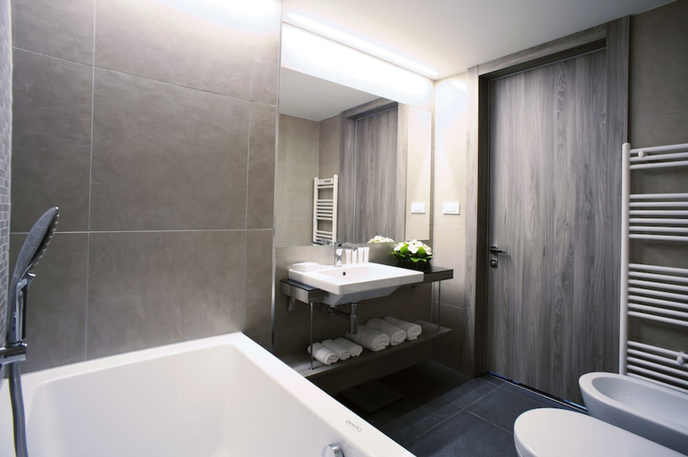 Bathroom 5, Hotel Slovenija, Piran