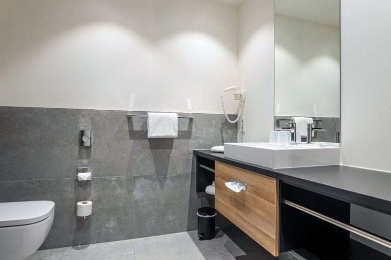 Bathroom 5, City Hotel Neumarkt, Neumarkt in der Oberpfalz