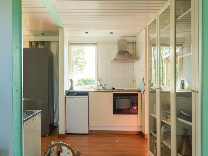 Private kitchen 5, Amazing Holiday Home With Spacious Garden, Tholen