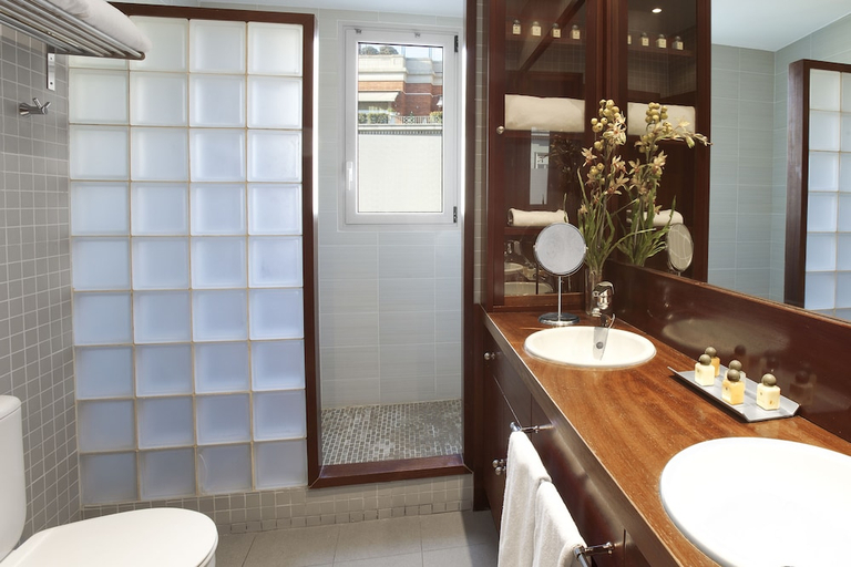Bathroom 4, Senator Barcelona Apartments, Barcelona