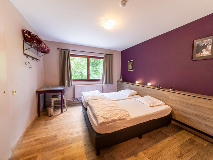 Room 5, Spacious Group Stay in Wanne, Liège