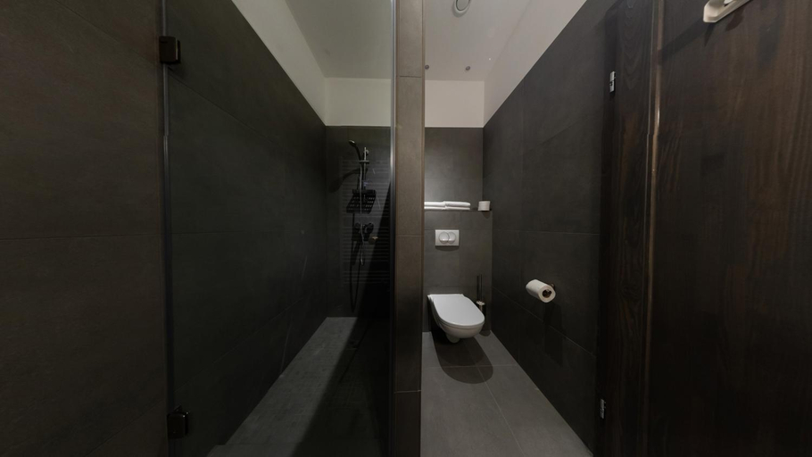 Bathroom 2, BpR Downtown Gemstone Apartments, Budapesti