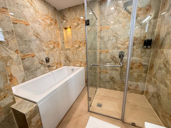 Bathroom 4, Northin Hotel Kolkata Airport, North 24 Parganas