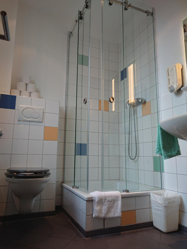 Bathroom, Backpackers St. Pauli, Hamburg