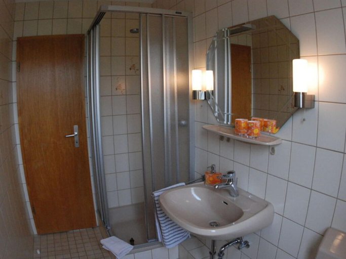 Bathroom, Appealing Apartment Near Town Center, Aurich