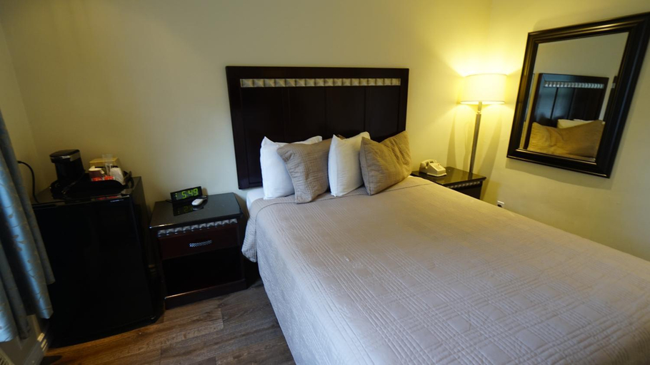 Bedroom 2, Trylon Hotel - Hollywood, Los Angeles