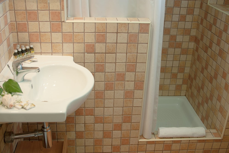 Bathroom 3, Ogisaka Garden, Alicante