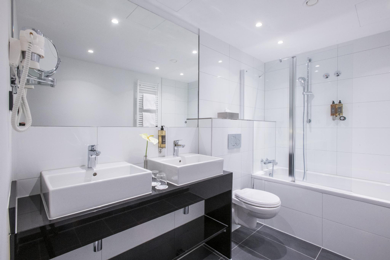Bathroom 14