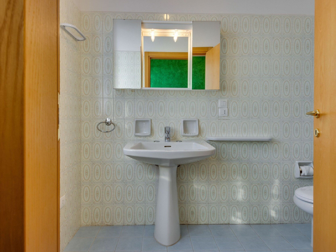 Bathroom 3, Beaming Holiday Home in Marciaga With Pool, Garden,terrace, Verona