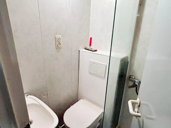 Bathroom, Lovely Holiday Home in Vlaanderen With Garden, West-Vlaanderen