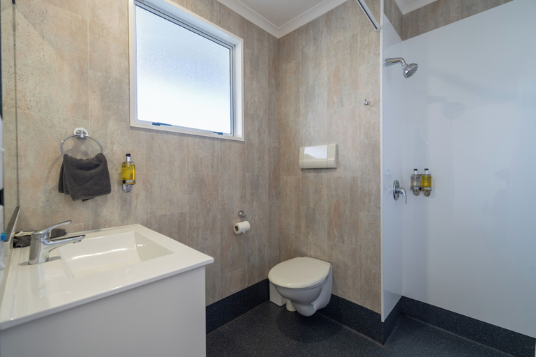 Bathroom 4, Parklands Motel, Southland