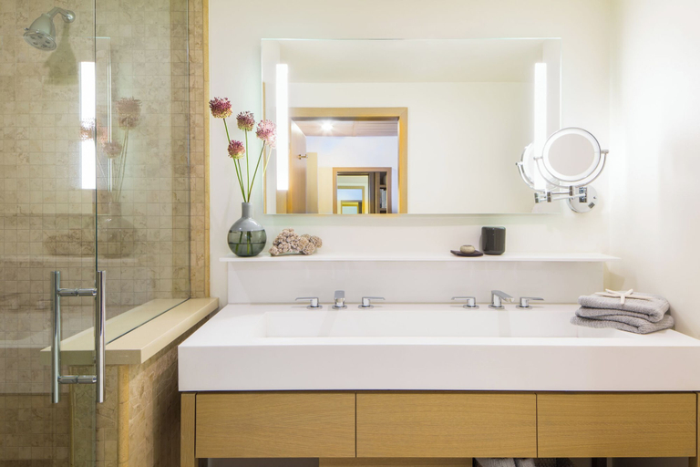 Bathroom 4, Malibu Beach Inn, Los Angeles