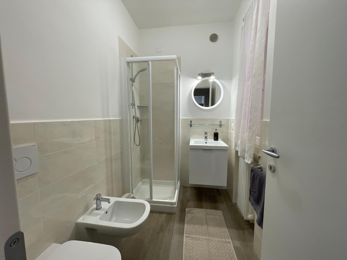 Bathroom 3, Bardolino Lake Apartments, Verona