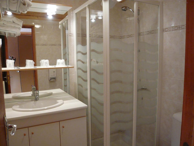 Bathroom 3, Logis Hotel La Molliniere, Savoie