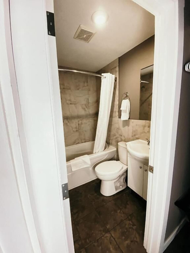 Bathroom 3, Hinton Highway Inn, Division No. 14