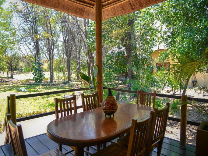 Dining 5, 6-person Villa at Kruger Park Entrance, Mopani
