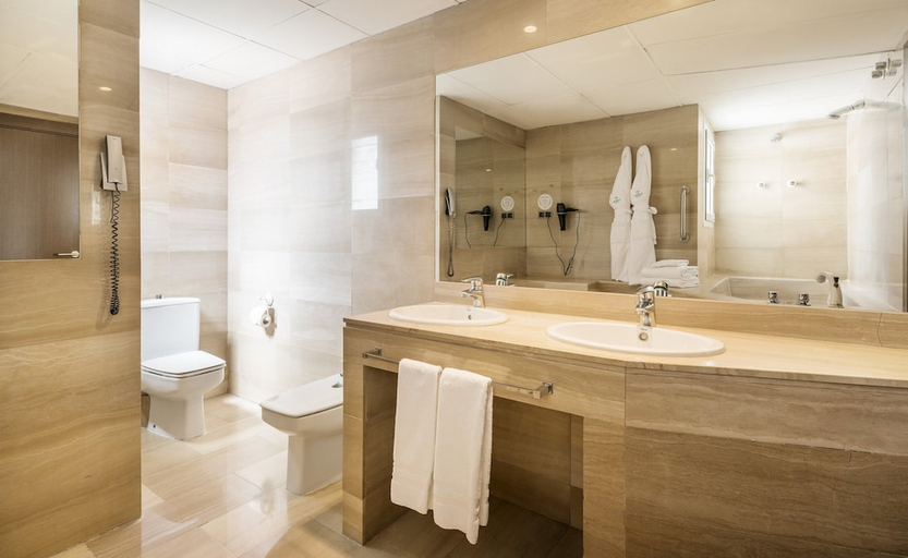 Bathroom 4, Hotel ILUNION Almirante, Barcelona