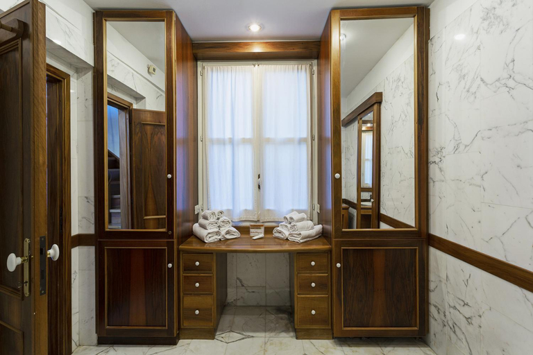 Bedroom 2, Eleganza e stile a Fontane Marose by Wonderful Italy, Genova