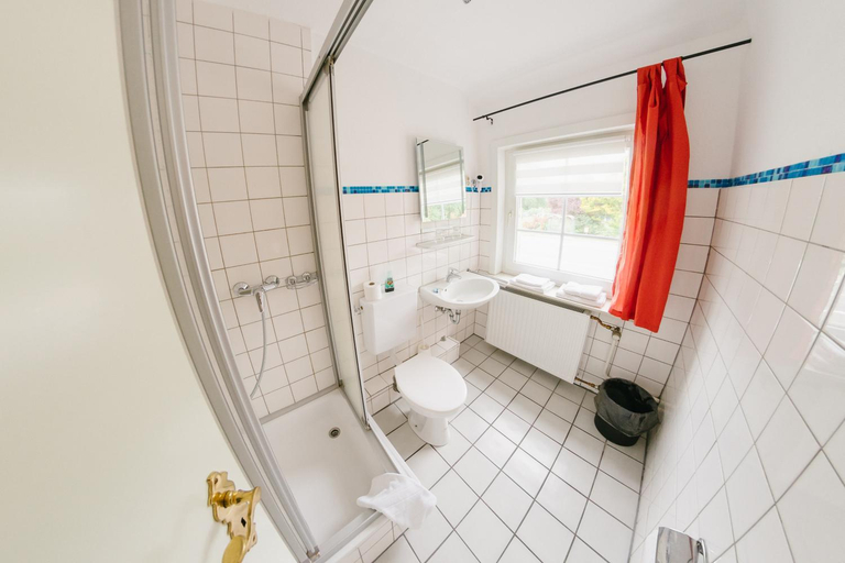 Bathroom 3, Zum Eichenfrieden, Harburg