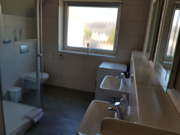 Bathroom 2, Cosy Apartment in Porta Westfalica, Minden-Lübbecke