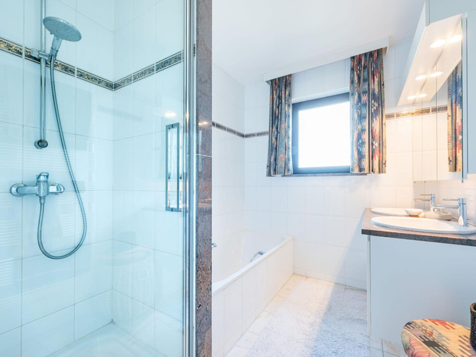 Bathroom, Apartment Near Koksijde by the Sea, West-Vlaanderen