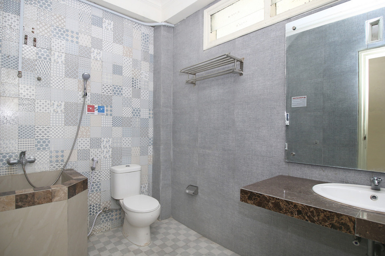 Bathroom 5, Menari Guesthouse, Malang