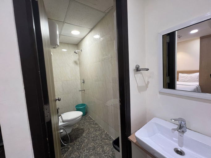 Bathroom 4, Hyphen Business Hotel, Gautam Buddha Nagar