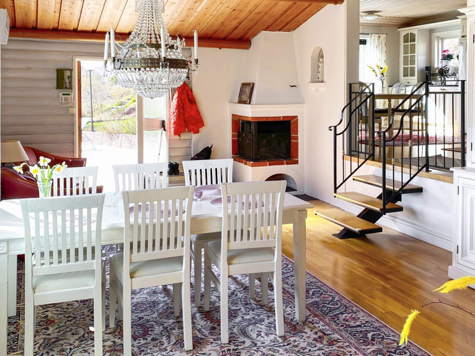 Dining 5, 4 Star Holiday Home in Uddevalla, Uddevalla