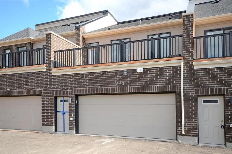 Exterior & Views 1, Royal Stays Townhome Collection - 3 Bedroom Townhome in Oakville, Halton