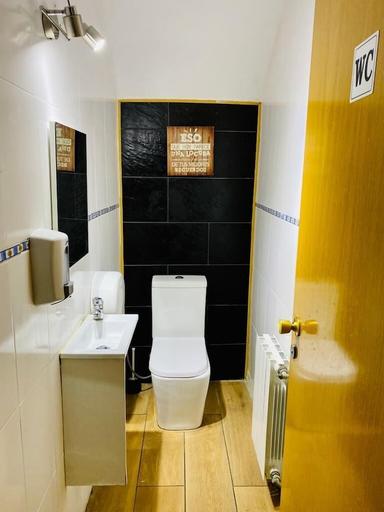 Bathroom 5, Mellow Youth Hostel, Barcelona