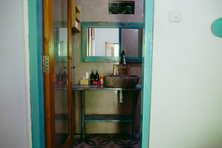 Bathroom 1, Kinton Guesthouse, Klungkung