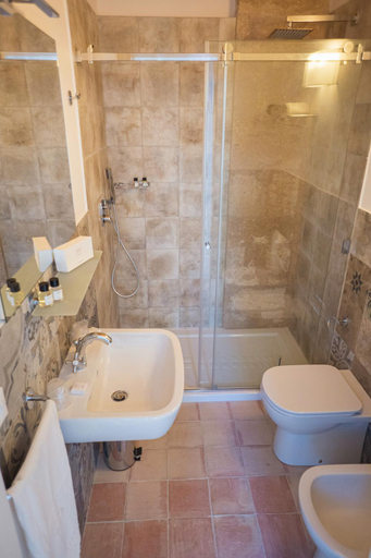Bathroom 2, Masseria Testaferrata, Syracuse