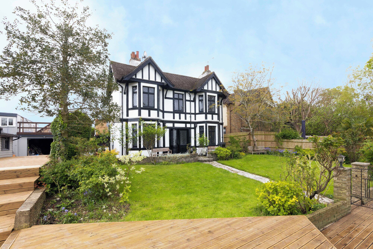 Exterior 5, Lux 8Br Thamesfront Villa w Yacht & Sauna, Windsor and Maidenhead