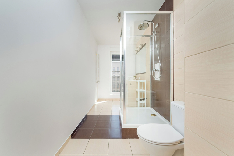 Bathroom 4, Wroclaw Dark Blue Apartment by Renters, Środa Śląska