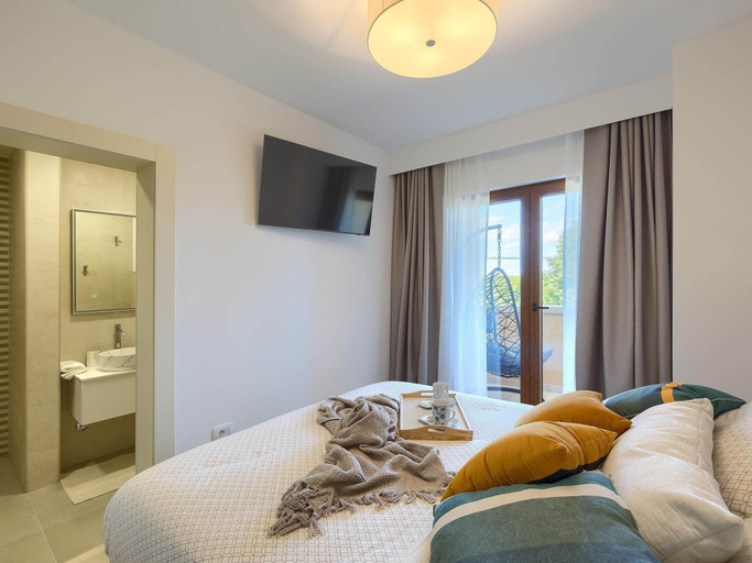 Room 2, Lovely Villa With Swimming Pool and Terrace, Marčana