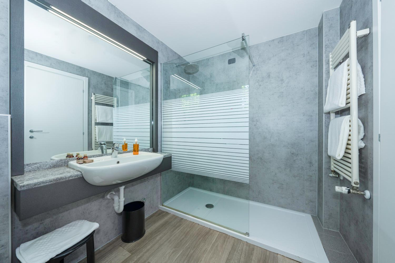Bathroom 4