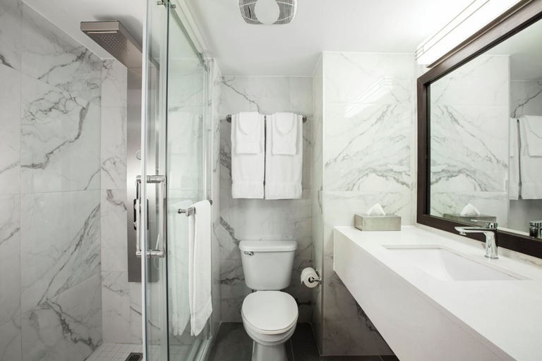 Bathroom 5, Le Nouvel Hotel, Montréal
