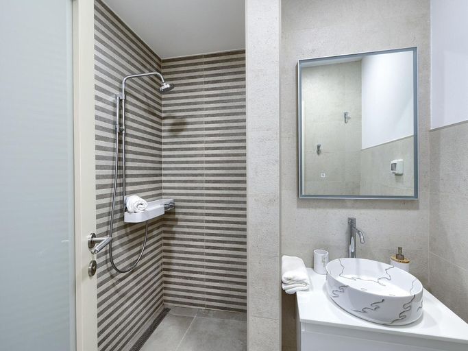 Bathroom 3, Lovely Villa With Swimming Pool and Terrace, Marčana