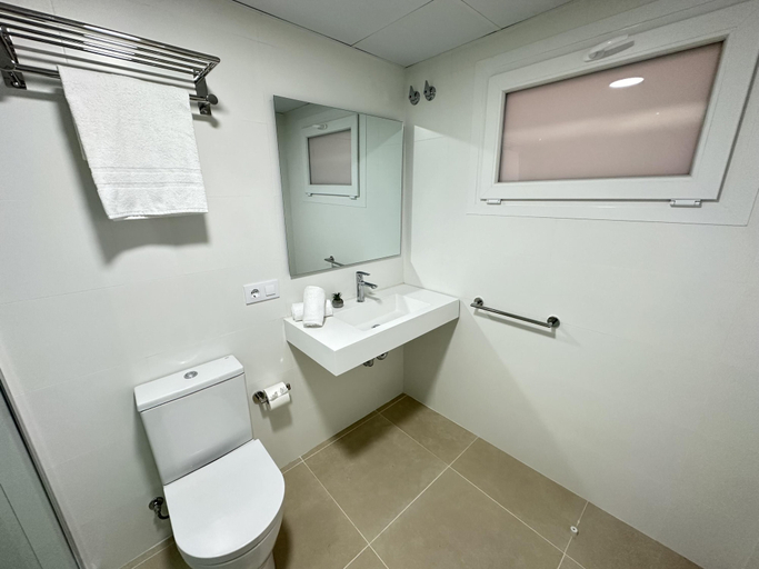 Bathroom 4, Arago 273 in Roses With 2 Bedrooms and 2 Bathrooms, Girona