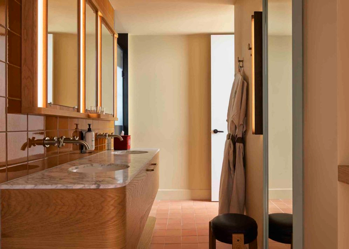 Bathroom 10