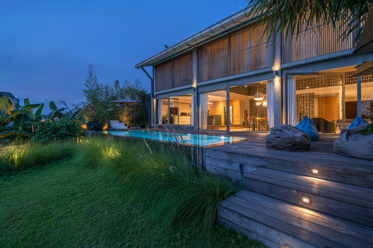 Exterior & Views
