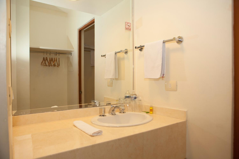 Bathroom 5, Hotel Paradise Inn, Victoria